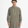 Men's semi-fitted panjabi in cotton fabric.Mandarin collar and inseam pockets. Embroidery at the front.
