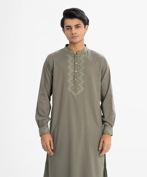Men's semi-fitted panjabi in cotton fabric.Mandarin collar and inseam pockets. Embroidery at the front.