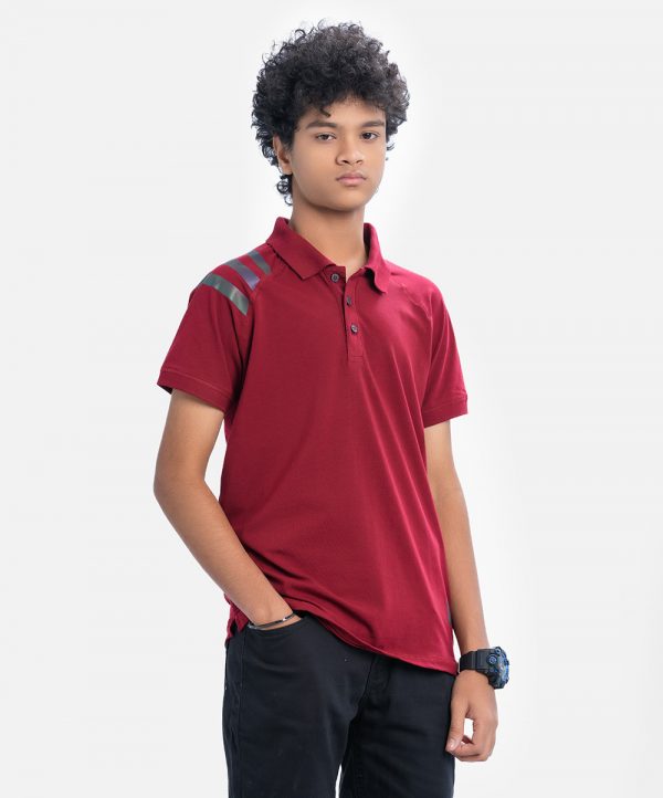 Teen boy's polo shirt in stretched cotton knit fabric. Classic collar, short sleeves and a straight-cut hem.