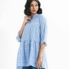 Printed tiered tunic in georgette fabric. Mandarin collar, bell-sleeved. Gathered at the waistline.