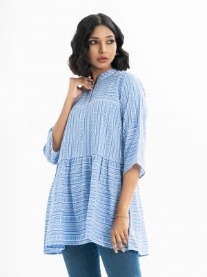Printed tiered tunic in georgette fabric. Mandarin collar, bell-sleeved. Gathered at the waistline.