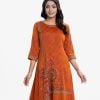 Printed A-line tunic in zoom fabric. Three-quarter. Karchupi at the round neck and hemline.