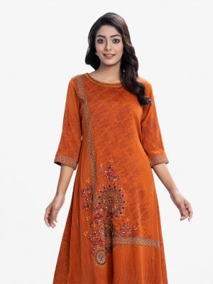 Printed A-line tunic in zoom fabric. Three-quarter. Karchupi at the round neck and hemline.