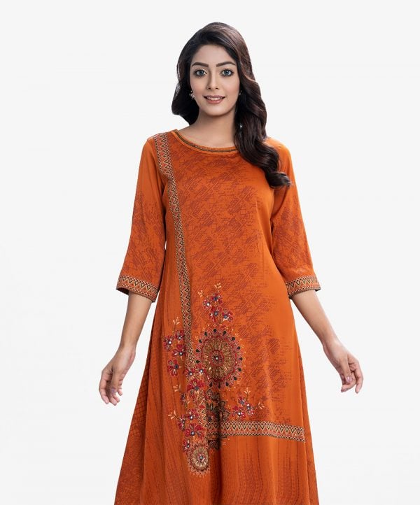 Printed A-line tunic in zoom fabric. Three-quarter. Karchupi at the round neck and hemline.
