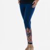 Women's leggings in stretchable cotton knit fabric. Concealed elasticated waistline and print at hemline.