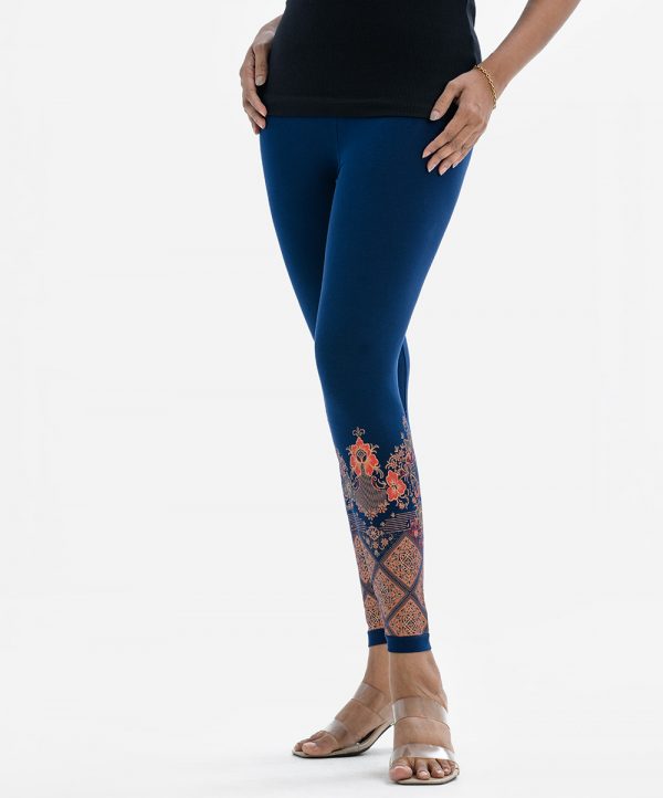 Women's leggings in stretchable cotton knit fabric. Concealed elasticated waistline and print at hemline.