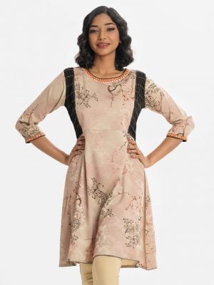 Printed A-line tunic in satin fabric. Karchupi at the round neck and three-quarter sleeve. attach pactch at the front.