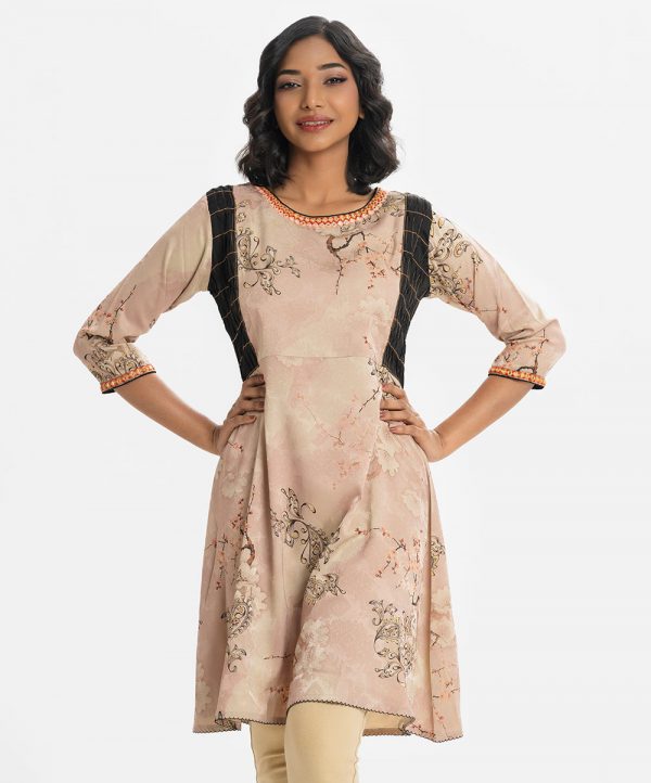 Printed A-line tunic in satin fabric. Karchupi at the round neck and three-quarter sleeve. attach pactch at the front.