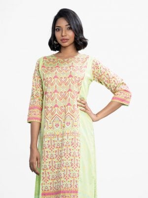 Women's all-over ethnic printed straight kameez in crepe fabric. Round neck, three-quarter sleeves. Embroidery at the front and sleeves.