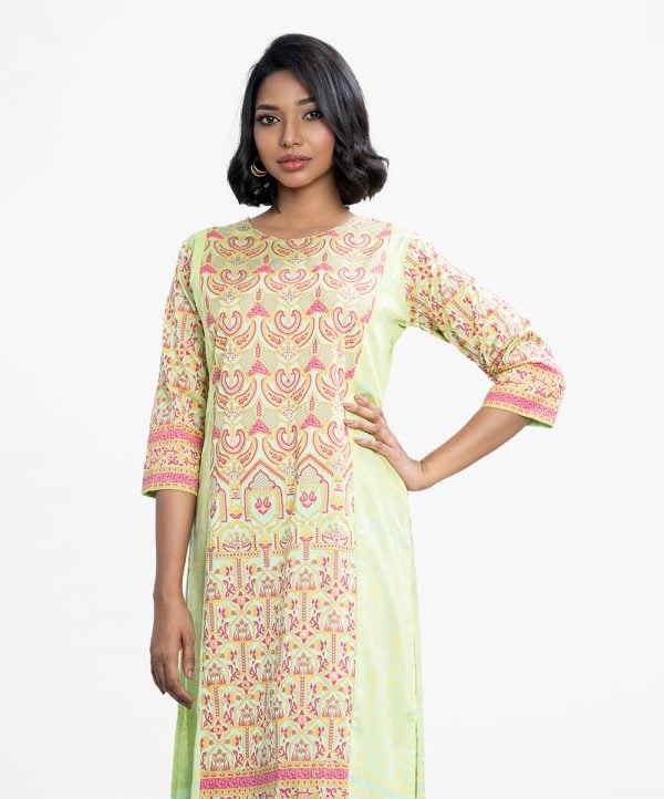 Women's all-over ethnic printed straight kameez in crepe fabric. Round neck, three-quarter sleeves. Embroidery at the front and sleeves.