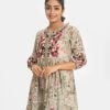 Women's flared style maxi in printed georgette fabric. Round neck with frills. Lantern sleeves. Embroidery and lace detailed.