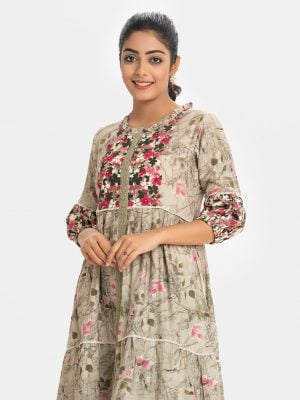 Women's flared style maxi in printed georgette fabric. Round neck with frills. Lantern sleeves. Embroidery and lace detailed.