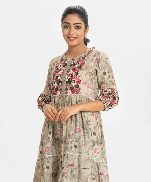 Women's flared style maxi in printed georgette fabric. Round neck with frills. Lantern sleeves. Embroidery and lace detailed.