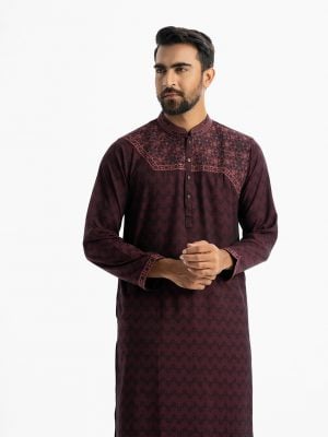 Men's slim-fitted panjabi in jacquard fabric. Mandarin collar and inseam pockets. Embroidery at the front and sleeve.