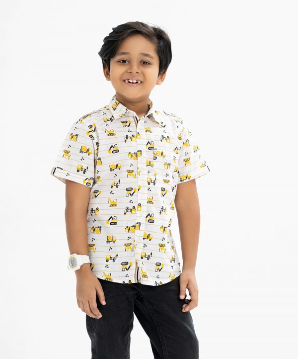 Kid boys short-sleeved casual shirt in blended cotton fabric. Classic collar and a chest pocket and Vehicle print at the front.