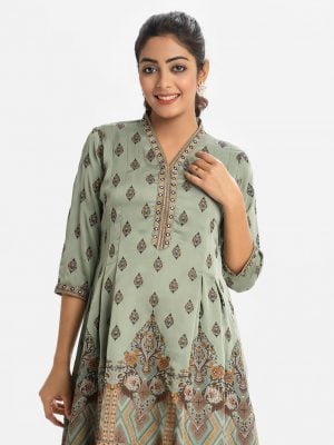 Printed A-line tunic in crepe fabric. V-neck, three-quarter sleeves. Box pleates at the waistline.
