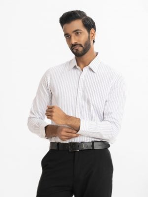 Men's long-sleeved formal shirt in cotton stripe fabric. Classic collar and button fastening at the front.