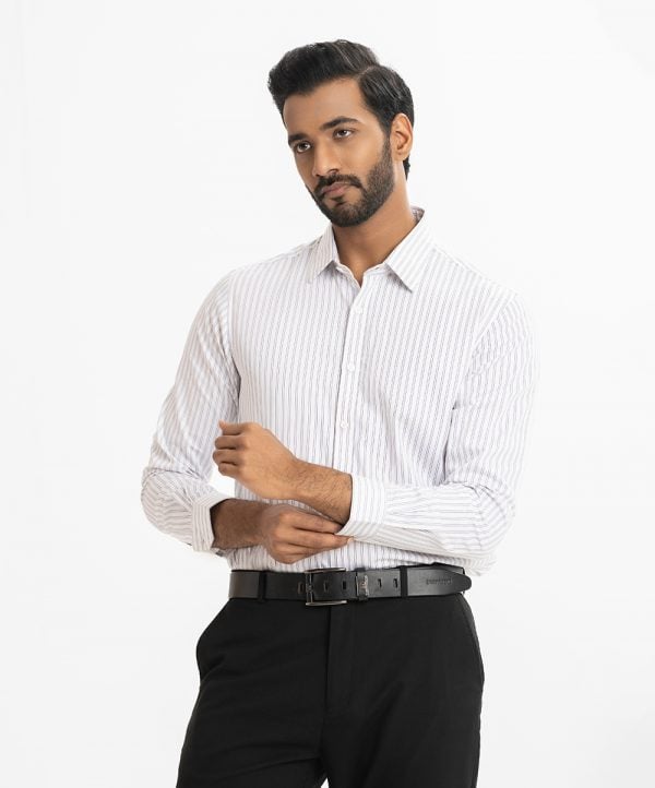 Men's long-sleeved formal shirt in cotton stripe fabric. Classic collar and button fastening at the front.