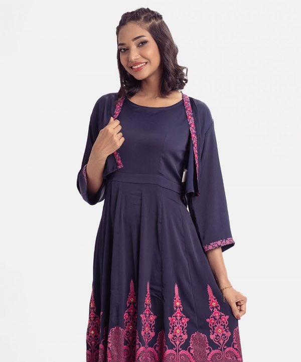 Women's A-line gown in joom fabric. Sleeveless, boat neck, karchupi at the hemline and a three-quarter front opening shrug.