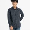 Men's slim fit business casual shirt in blended fabric. Spread collar, long sleeves with buttoned cuffs.