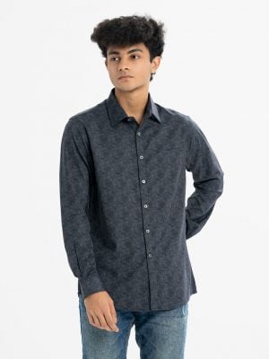 Men's slim fit business casual shirt in blended fabric. Spread collar, long sleeves with buttoned cuffs.