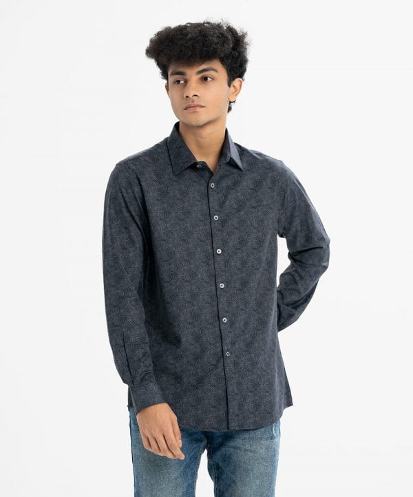 Men's slim fit business casual shirt in blended fabric. Spread collar, long sleeves with buttoned cuffs.