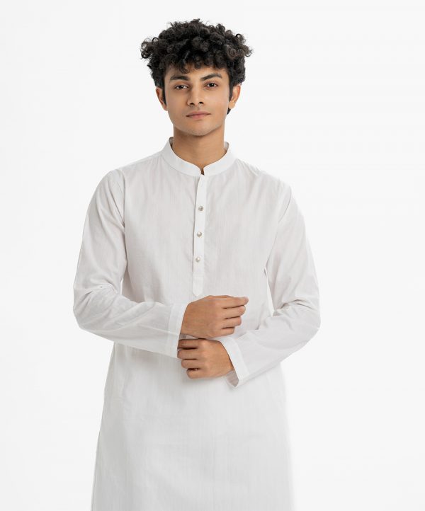 Men's slim-fitted panjabi in jacquard fabric.Mandarin collar and inseam pockets.