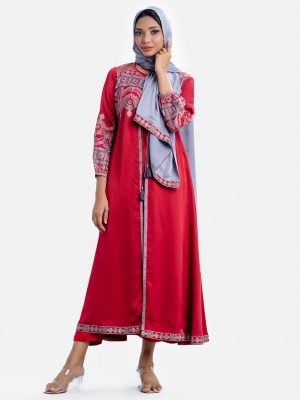 Printed abaya set in crepe fabric. Round neck, bishop-sleeved. karchupi and front opening with tassel tie and a printed georgette dupatta.