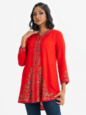 Woman's A-line tunic in viscose fabric. Full sleeves, V-neck. Floral detail print at front.