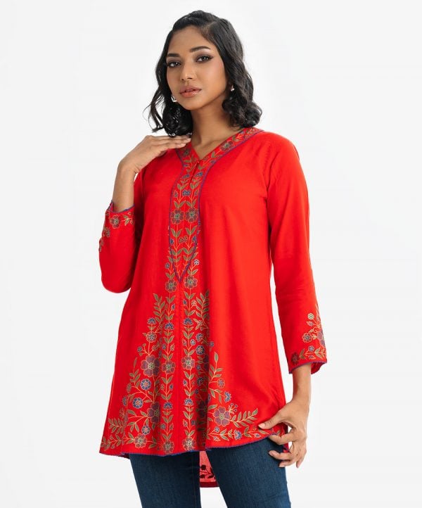 Woman's A-line tunic in viscose fabric. Full sleeves, V-neck. Floral detail print at front.