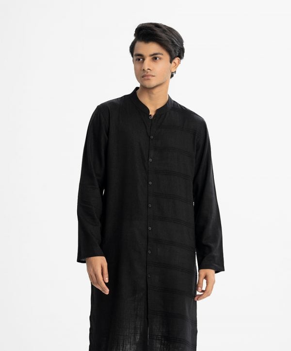Men's slim-fitted panjabi in remi cotton fabric.Mandarin collar and inseam pockets.