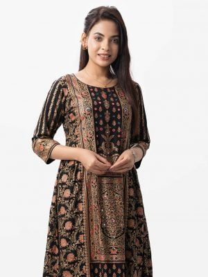 Women's floral printed A-line tunic in viscose fabric. Round neck, three-quarter sleeves. Karchupi at the front.