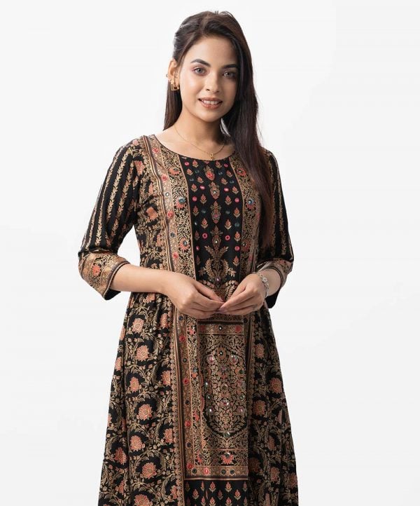 Women's floral printed A-line tunic in viscose fabric. Round neck, three-quarter sleeves. Karchupi at the front.