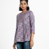 Printed A-line tunic in viscose fabric. Round neck, three-quarter sleeved. Pin tuck with karchupi at front.