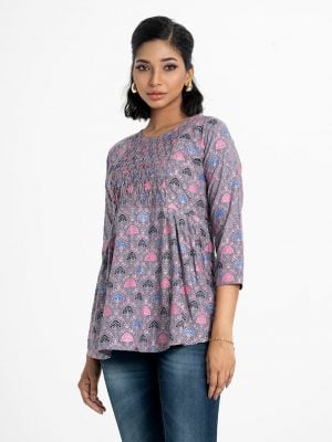 Printed A-line tunic in viscose fabric. Round neck, three-quarter sleeved. Pin tuck with karchupi at front.