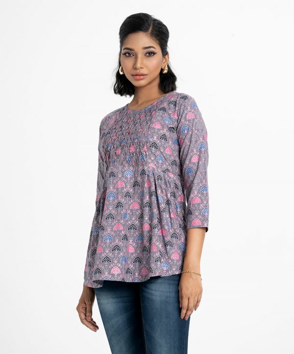 Printed A-line tunic in viscose fabric. Round neck, three-quarter sleeved. Pin tuck with karchupi at front.