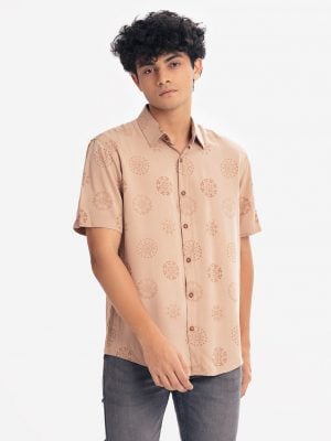 Men's Short Sleeve casual shirt in twill viscose fabric. Classic collar and short sleeves. Button fastening at the front.
