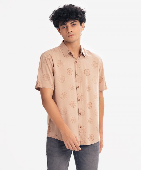Men's Short Sleeve casual shirt in twill viscose fabric. Classic collar and short sleeves. Button fastening at the front.