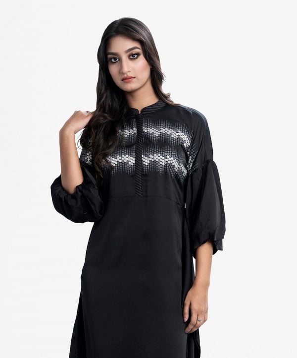 Exclusive A-line tunic from Nargisus by Le Reve in crepe fabric. Mandarin collar, balloon sleeves. Karchupi at the front and one side asymmetric cut.