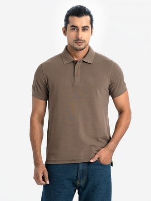 Men's solid color polo shirt in cotton pique fabric. Classic collar, short sleeves and a straight-cut hem.