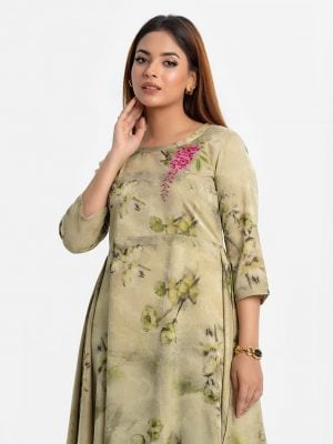 Printed A-line long tunic in textured georgette fabric. Round neck, three-quarter sleeved. Embroidery at the top front.