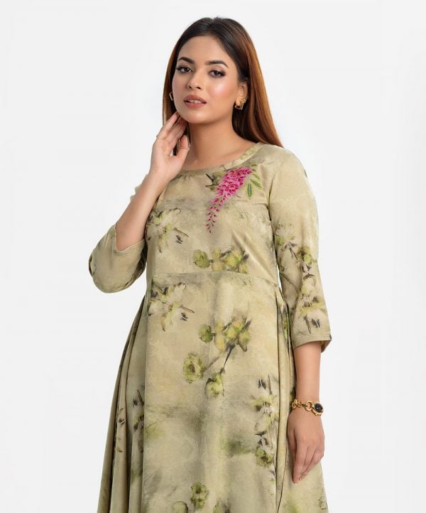 Printed A-line long tunic in textured georgette fabric. Round neck, three-quarter sleeved. Embroidery at the top front.