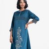 Printed A-line tunic in crepe fabric. Stand collar, three-quarter sleeved. Karchupi at the front.
