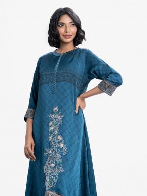 Printed A-line tunic in crepe fabric. Stand collar, three-quarter sleeved. Karchupi at the front.