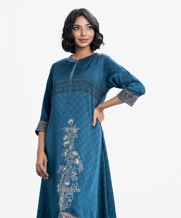 Printed A-line tunic in crepe fabric. Stand collar, three-quarter sleeved. Karchupi at the front.