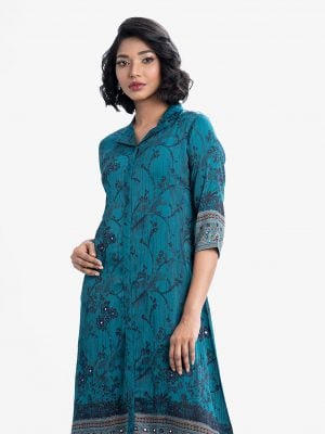 Printed A-line kameez in zoom fabric. Lapel collar, three-quarter sleeved. Karchupi at the front.