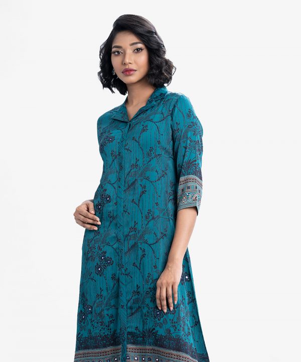 Printed A-line kameez in zoom fabric. Lapel collar, three-quarter sleeved. Karchupi at the front.