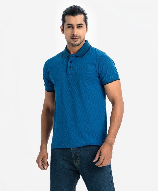 Men's stripe printed polo shirt in cotton single jersey fabric. Classic collar with buttons placket, short sleeves and a straight-cut hem.