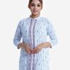 Printed straight kameez in viscose fabric. Mandarin collar, three-quarter sleeved. Karchupi at the front.