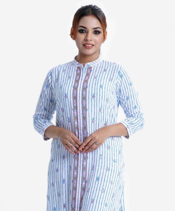 Printed straight kameez in viscose fabric. Mandarin collar, three-quarter sleeved. Karchupi at the front.
